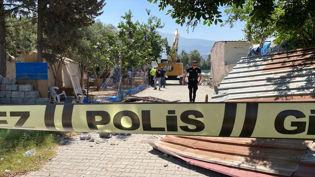  Hatay'ın İskenderun ilçesinde kamu arazisine kaçak inşa edilen evin yıkımı sırasında çıkan...