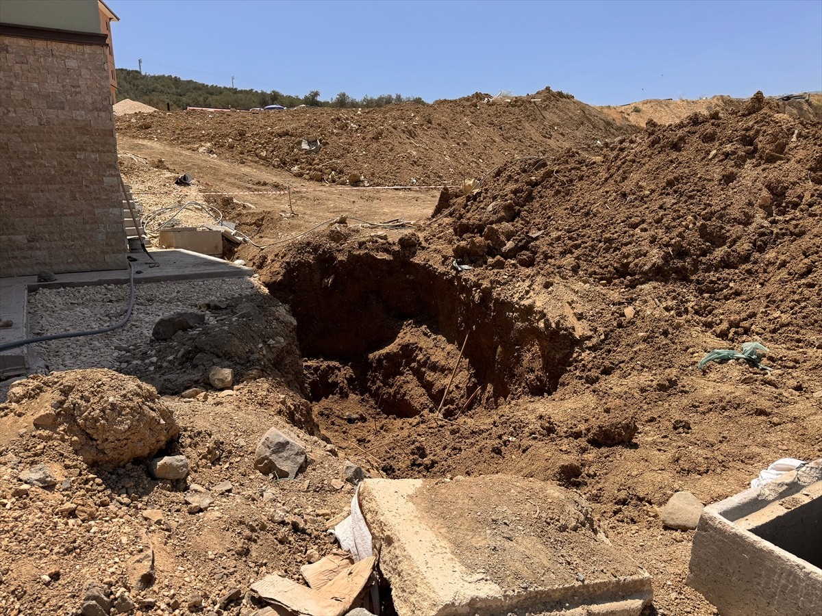 Hatay'ın merkez Antakya ilçesinde altyapı çalışmaları sırasında meydana gelen göçükte 2 işçi...