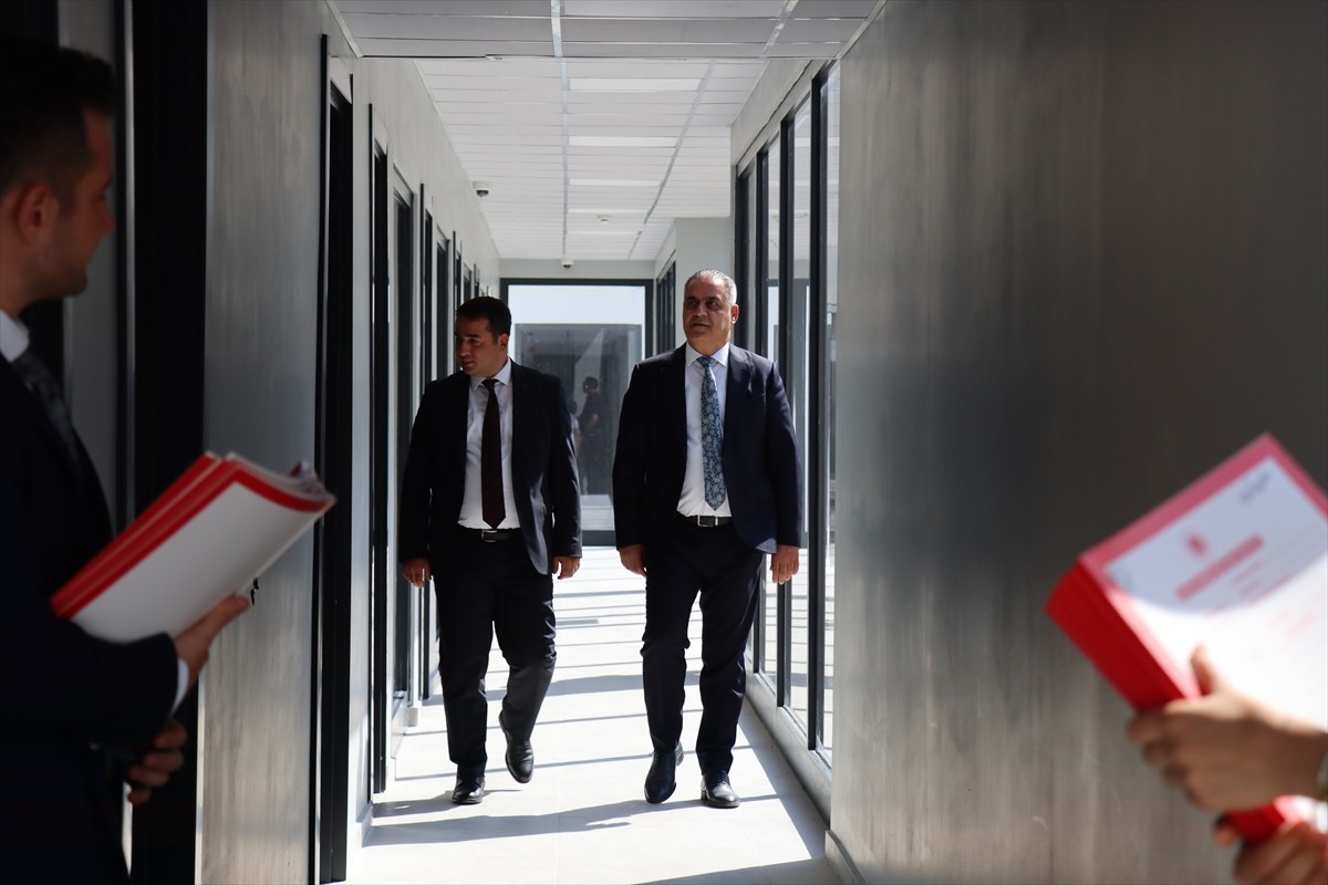 Hatay Adliyesinin bahçesinde 6 Şubat 2023'teki depremlerin ardından çelik konstrüksiyon şeklinde...