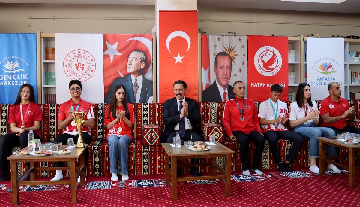Hatay Valisi Mustafa Masatlı (sol 4), 6 Şubat 2023'teki depremlerden etkilenen ve çeşitli spor...
