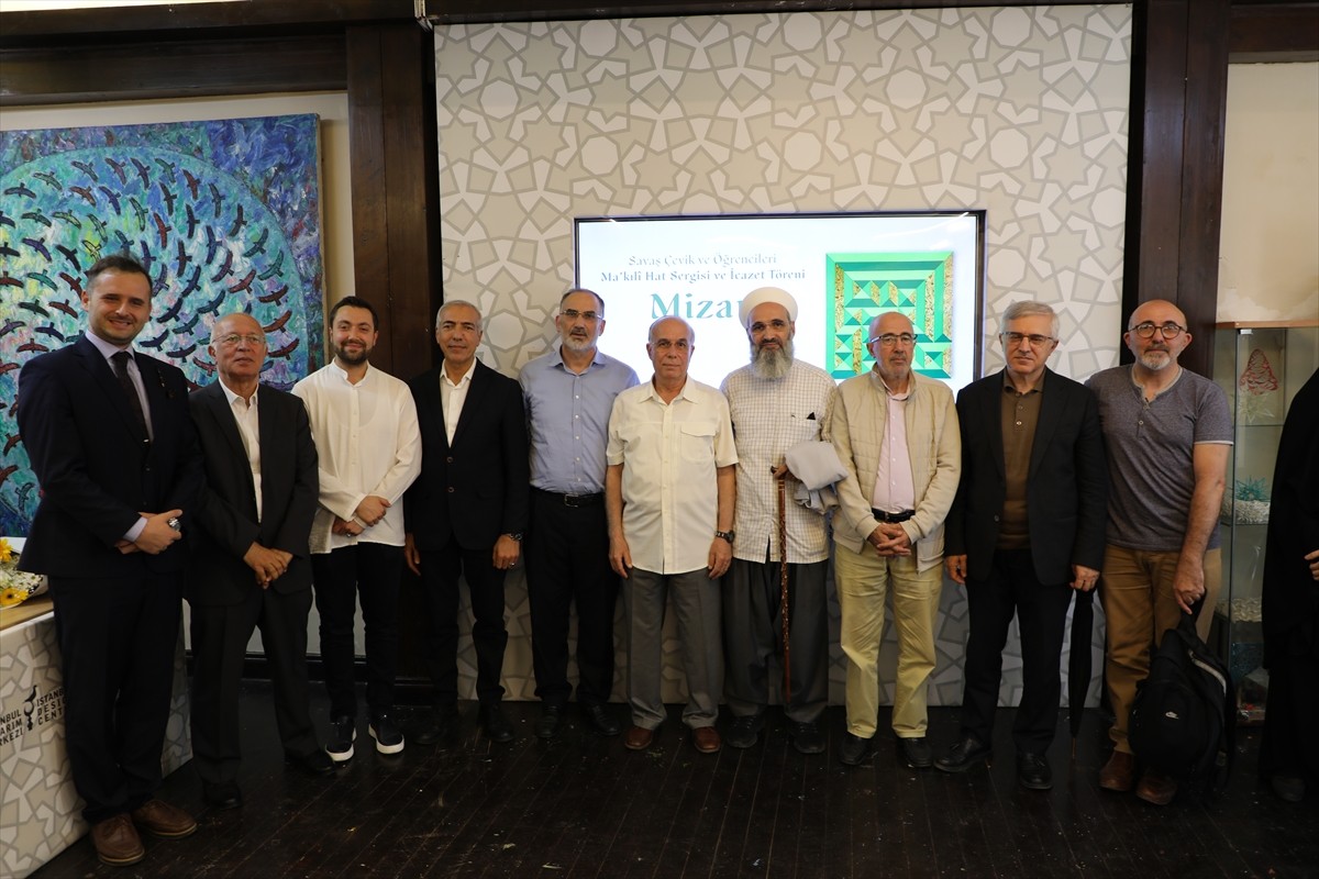 Hattat Savaş Çevik'in (sol 5) öğrencilerinin eserlerinin sergilendiği ve icazet belgelerinin...