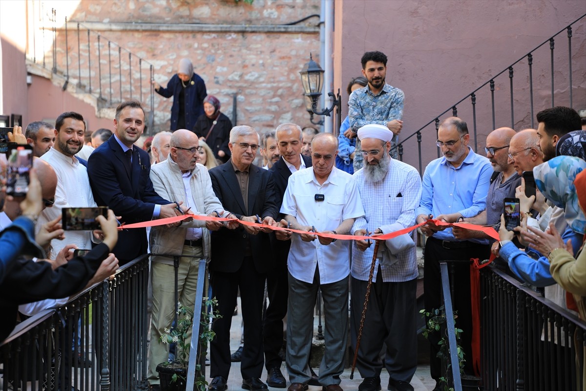 Hattat Savaş Çevik'in (sol 5) öğrencilerinin eserlerinin sergilendiği ve icazet belgelerinin...