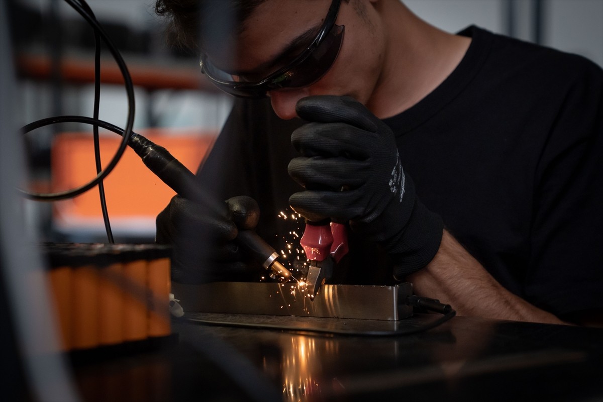 Hava araçlarına uçuş öncesi testlerinde yerde güç veren yer destek ünitesi, önce millileştirildi...