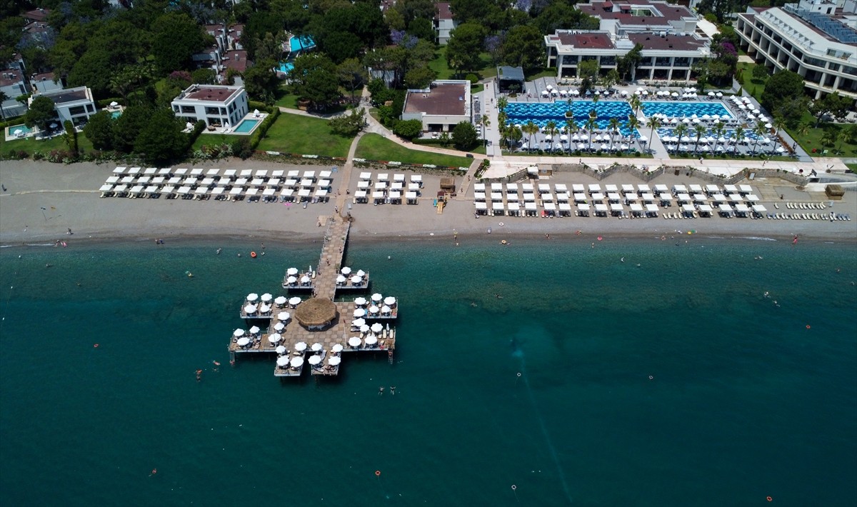 Havanın 31, deniz suyu sıcaklığının 28 derece ölçüldüğü Antalya'nın Kemer ilçesindeki sahillerde...