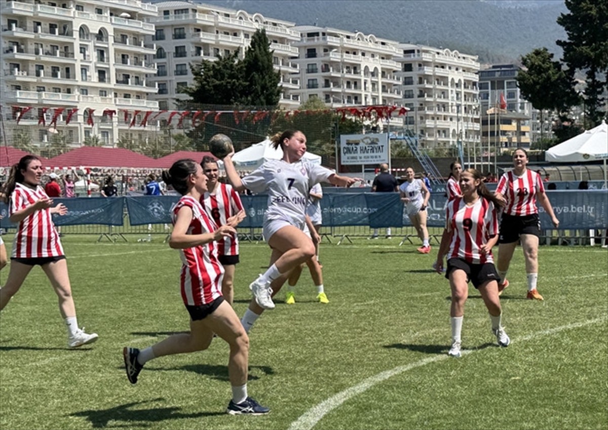 Hentbolda geleneksel hale gelen Ramazan Demirci Açık Alan Turnuvası'nın 30'uncusu, Antalya'nın...