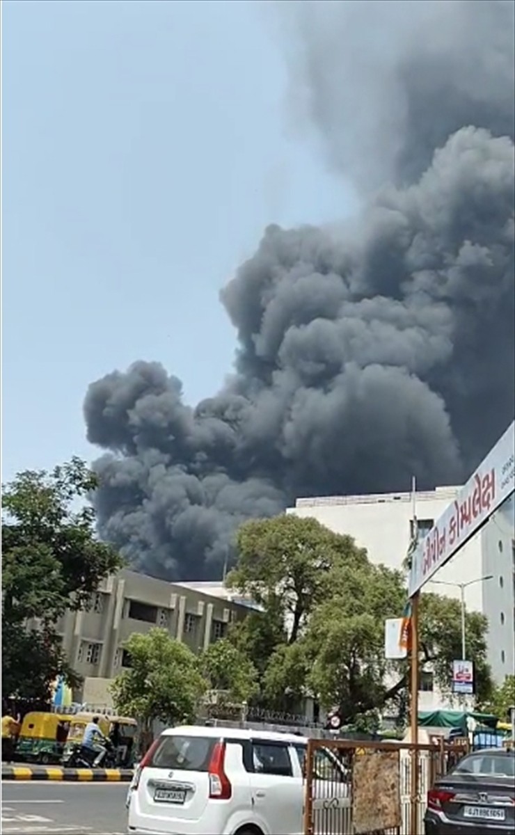 Hindistan'ın Gucerat eyaleti Ahmedabad kentindeki havaalanı yakınlarında yolcu uçağının düştüğü...