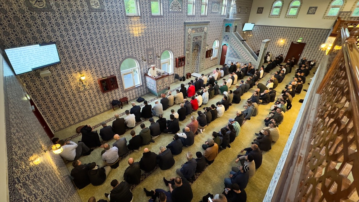 Hollanda'da Schiedam kentinde Kurban Bayramı dolayısıyla Yıldız İslam Merkezi'ne gelenler bayram...