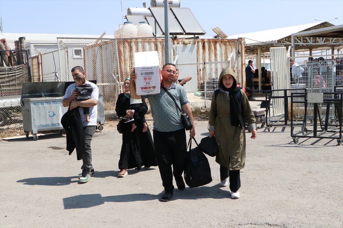 İç savaş sırasında Türkiye'ye sığınan Suriyelilerin 61 yıllık Baas rejiminin devrilmesi sonrasında...