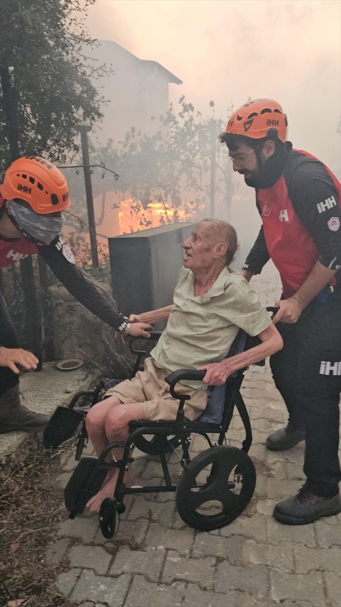 İHH Arama Kurtarma İzmir ekibi, Menderes ile Seferihisar ilçeleri arasında çıkan orman yangınında...