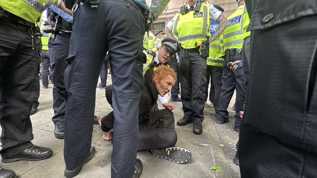 İngiltere'de yüzlerce kişi, İsrail’le iş yapan şirketlere karşı doğrudan eylemler düzenleyen...