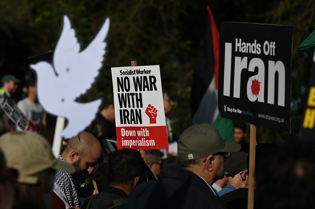 İngiltere'nin başkenti Londra'daki ABD Büyükelçiliği önünde toplanan göstericiler, İsrail'in ve...