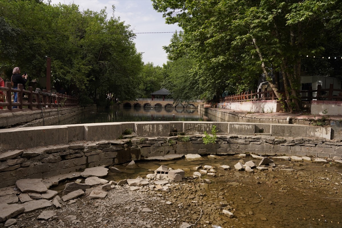 Irak’ın Süleymaniye kentinde geçen seneye kıyasla yağış miktarının düşmesi nedeniyle su...