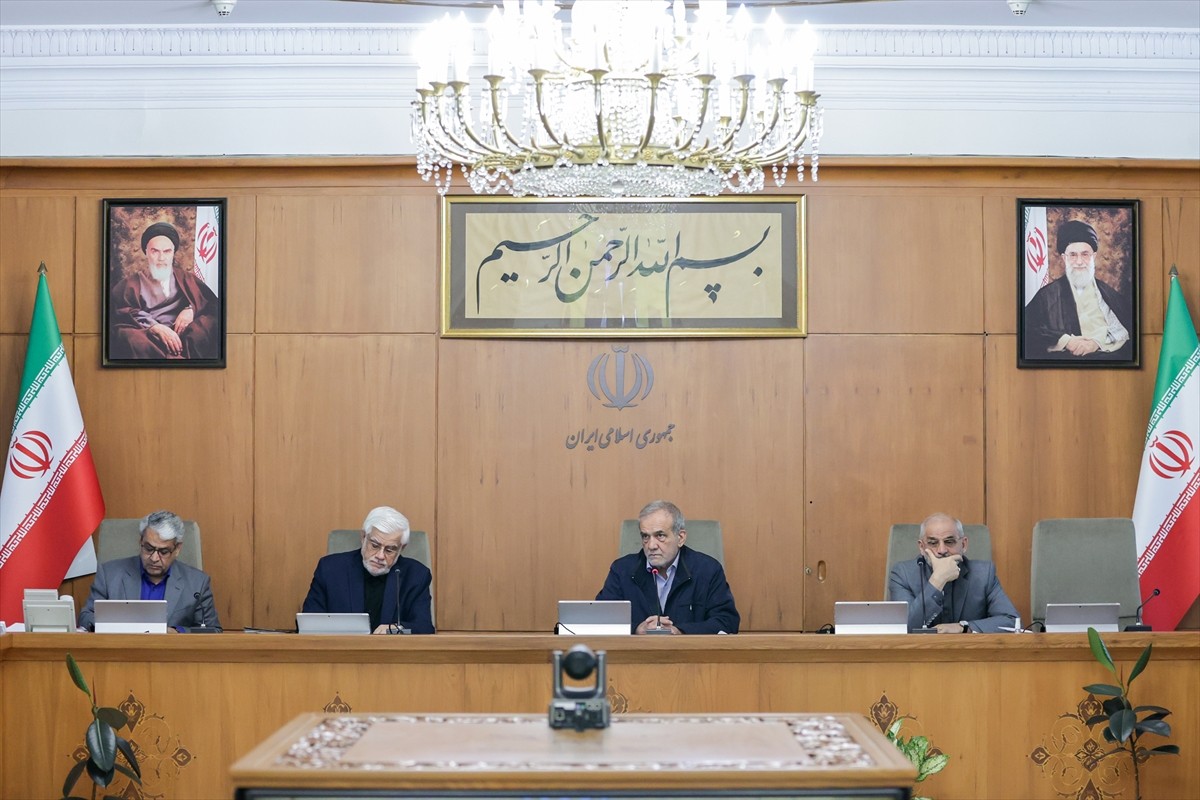 İran Cumhurbaşkanı Mesud Pezeşkiyan, kabine toplantısında ulusal birlik mesajı verdi.