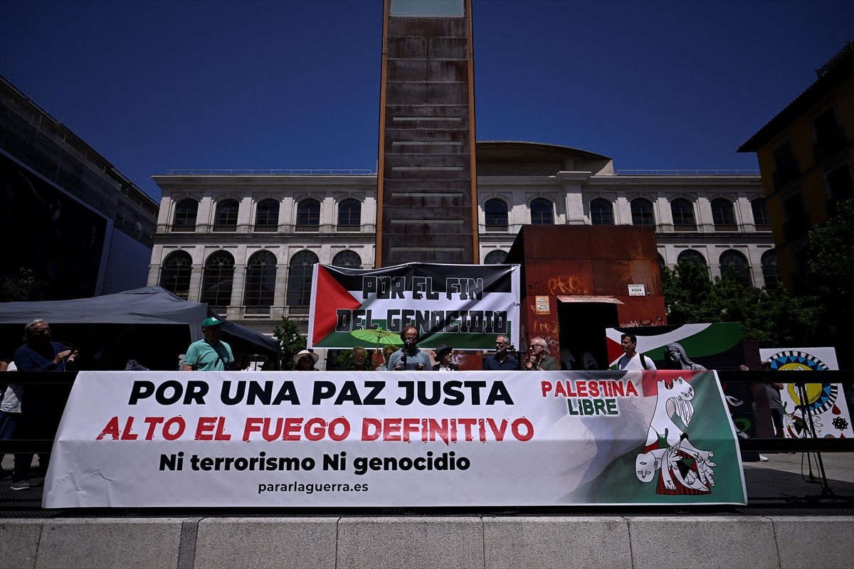 İspanya'da Madrid ve Barselona başta olmak üzere 125 kentte düzenlenen gösterilerde İsrail'in...