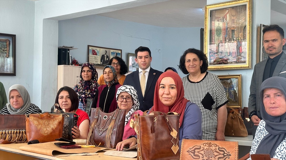 Isparta'nın Aksu ilçesinde Halk Eğitim Merkezi bünyesinde kurs gören 25 kadın, Türk kültüründe...