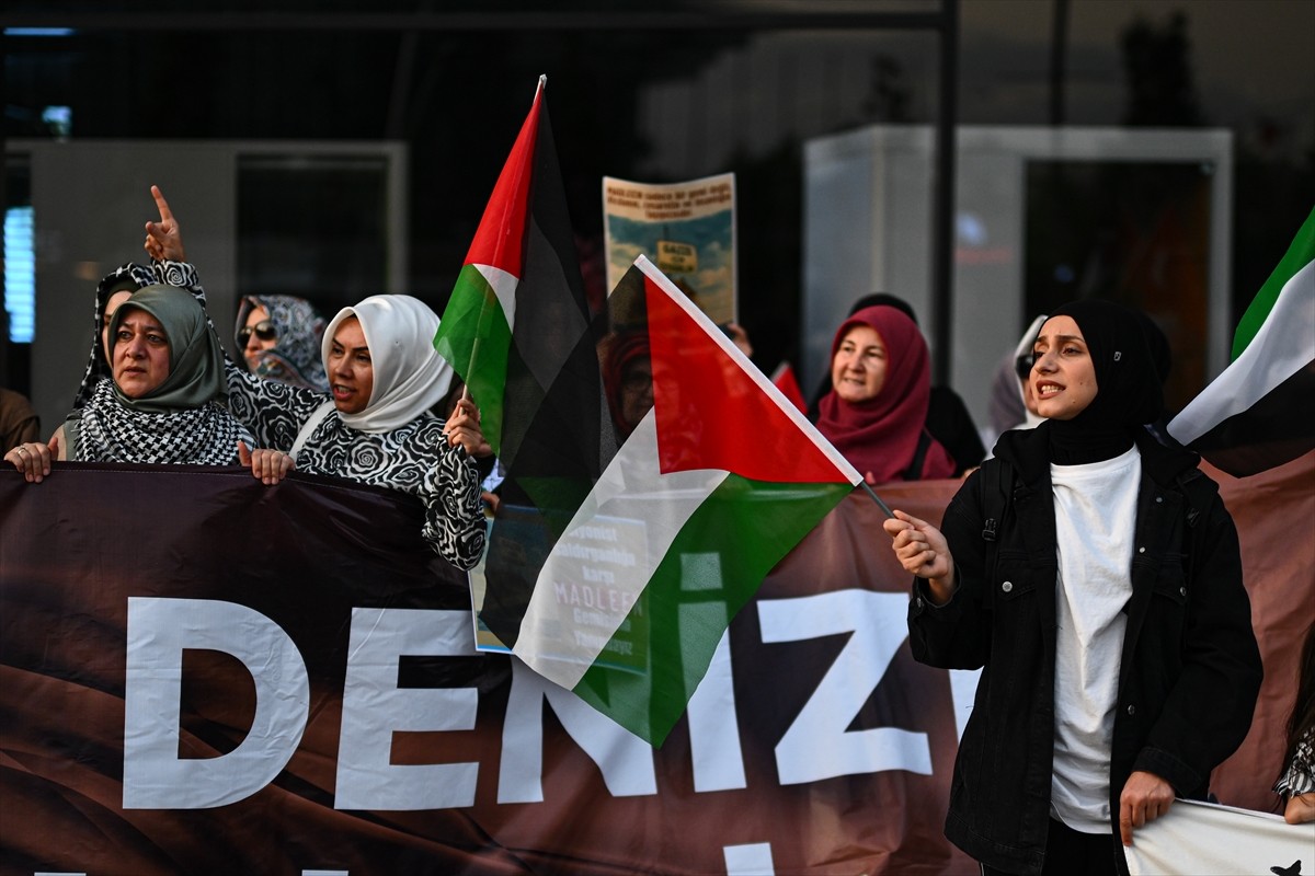 İsrail'in, Gazze'ye insani yardım ulaştırmak amacıyla yola çıkan sivil "Madleen" gemisine...