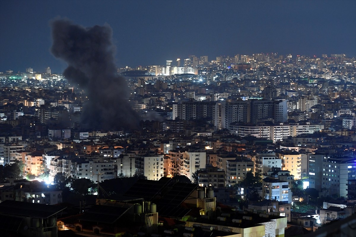 İsrail ordusu, Lübnan'ın başkenti Beyrut'un güneyindeki Dahiye bölgesine hava saldırıları...