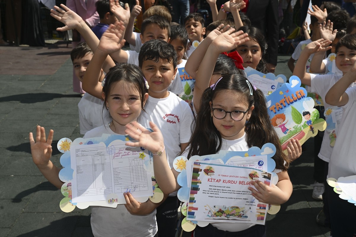 İstanbul'da 2024-2025 eğitim öğretim yılını tamamlayan 2 milyon 859 bin 468 öğrenci karnelerini...