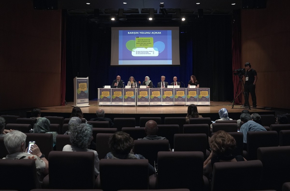İstanbul'da, Barış İçin Toplumsal Girişim tarafından "Barışın Yolunu Açmak" başlıklı konferans...