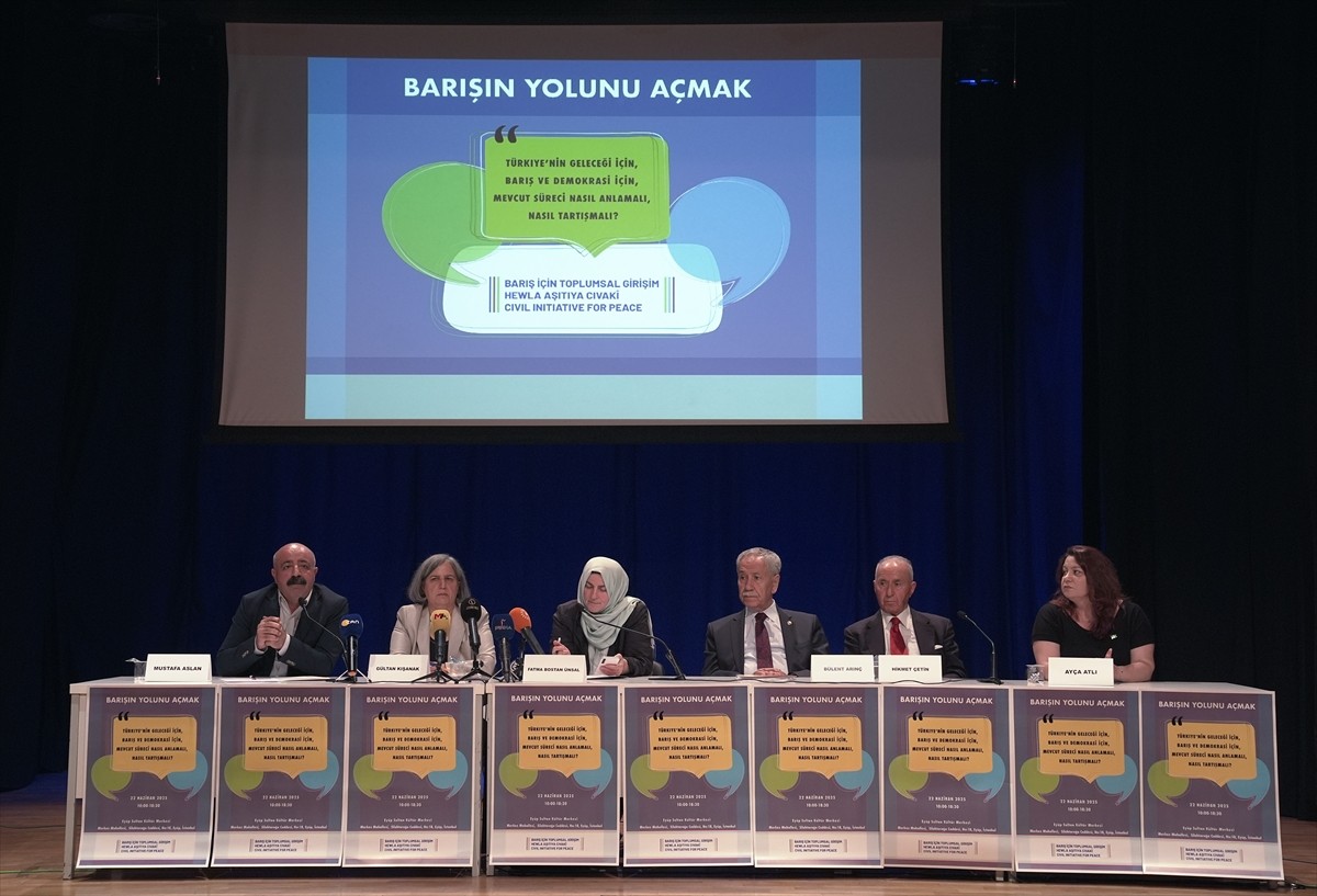 İstanbul'da, Barış İçin Toplumsal Girişim tarafından "Barışın Yolunu Açmak" başlıklı konferans...