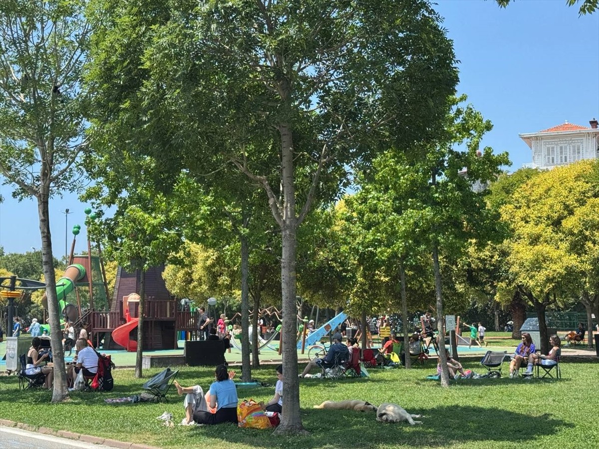 İstanbul'da Kurban Bayramı'nın dördüncü gününde sahil, plaj ve parklarda vakit geçiren vatandaşlar...