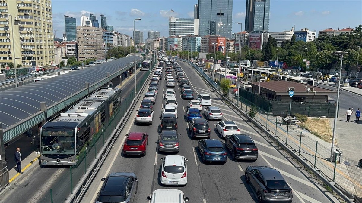 İstanbul'da, Kurban Bayramı'nın ikinci gününde kentin bazı noktalarında trafik yoğunlaştı. Sabah...