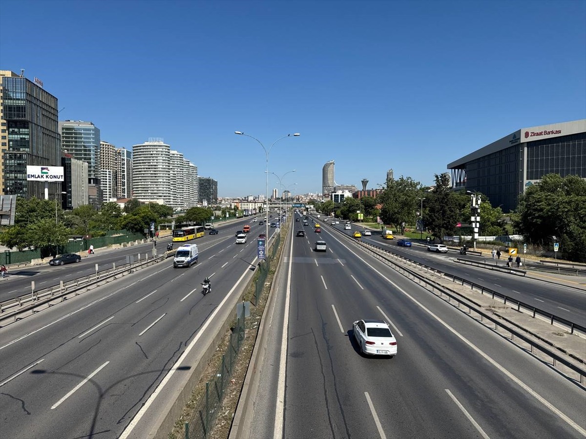 İstanbul'da Kurban Bayramı arifesinde sabah saatlerinde yollarda trafik yoğunluğu oluşmadı....