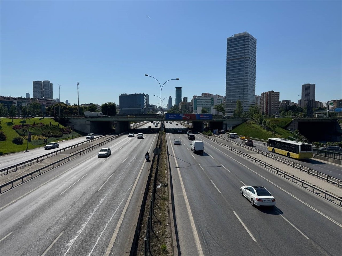 İstanbul'da Kurban Bayramı arifesinde sabah saatlerinde yollarda trafik yoğunluğu oluşmadı....