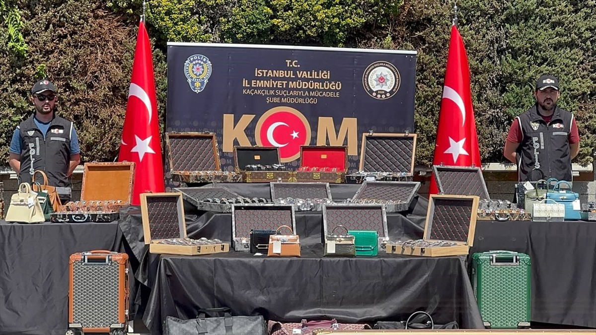 İstanbul'da ünlü markalara ait kaçak çanta ve saatlerin ele geçirildiği operasyonda 3 kişi...