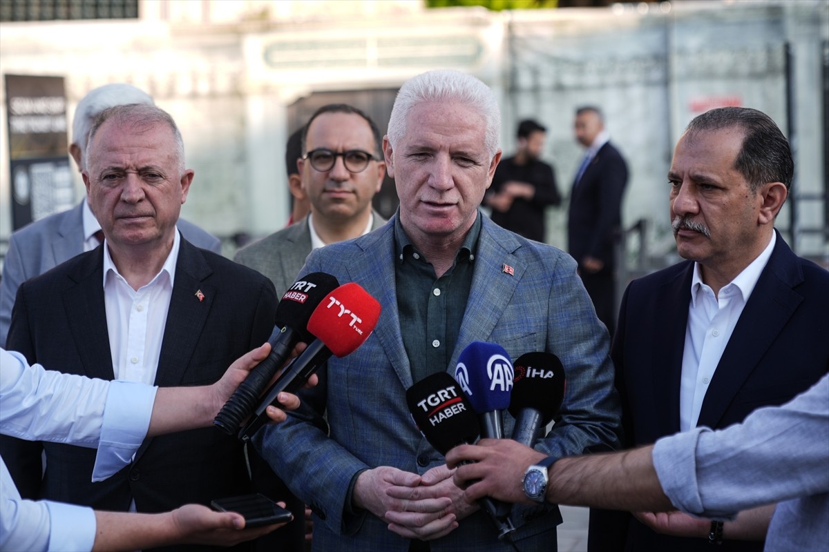 İstanbul'daki camilerde Kurban Bayramı namazı yoğun katılımla eda edildi. Bayram namazını...