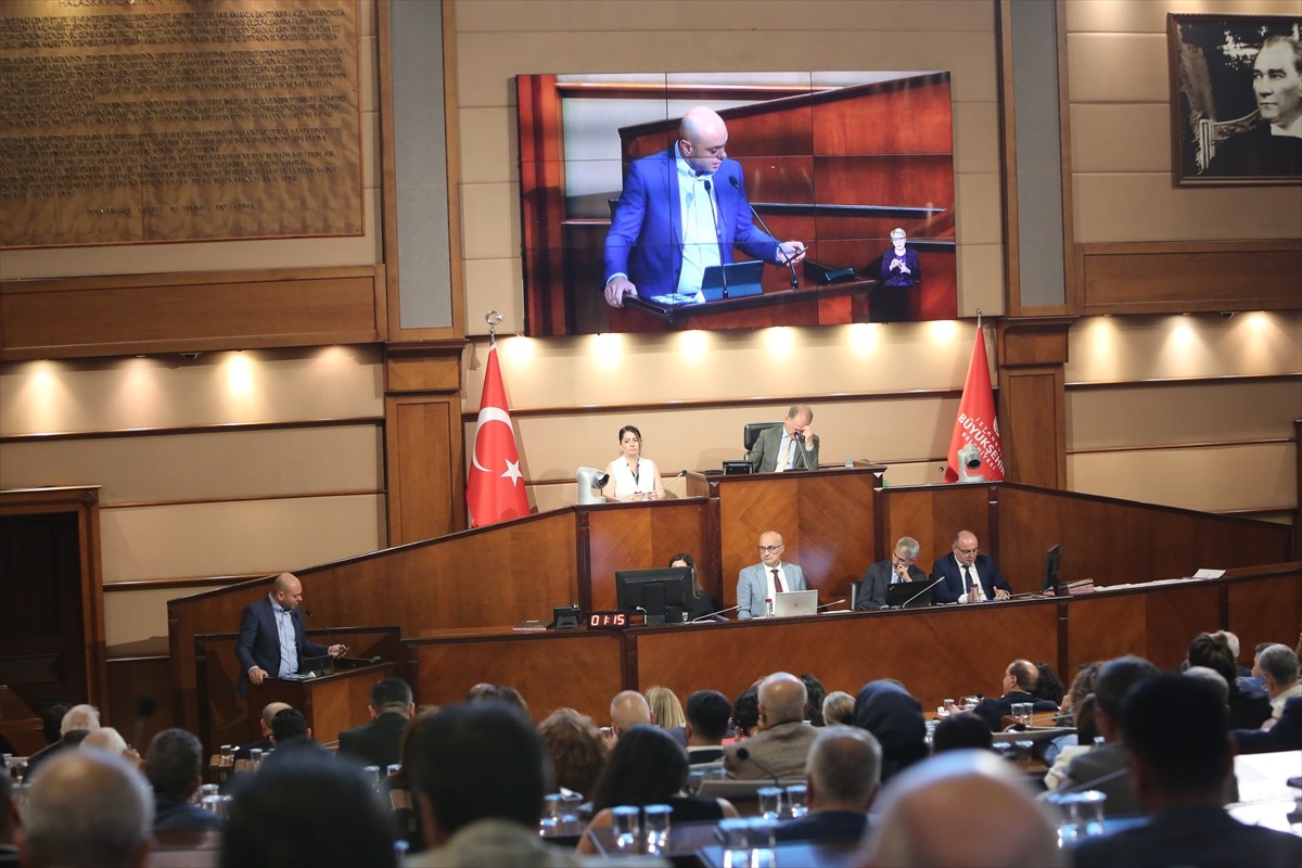 İstanbul Büyükşehir Belediye (İBB) Meclisinde, belediyenin işlettiği kreşlerin 2 bin 500 lira olan...