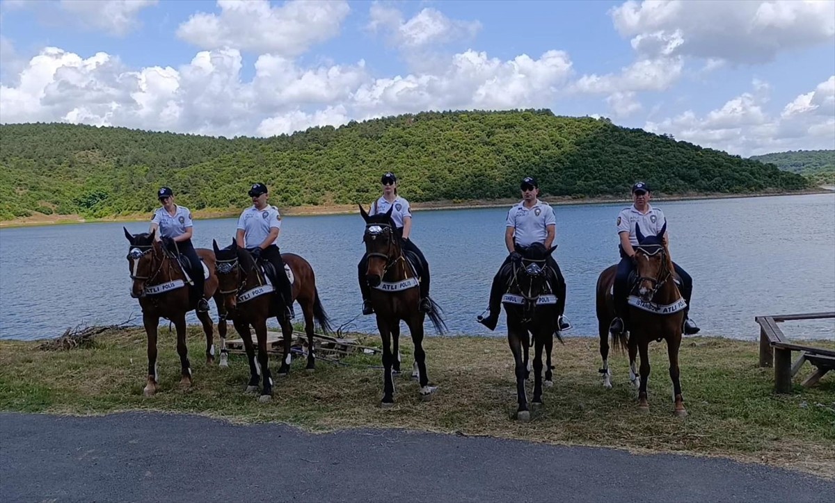 İstanbul Emniyet Müdürlüğü ekipleri, Sultangazi'deki mesire yerlerinde orman yangınlarına karşı...