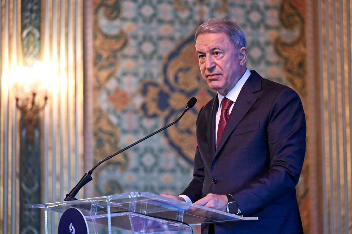 İstanbul Üniversitesi ile Büyük Sanat Vakfının işbirliğiyle "Savaş ve Barış'ın Gölgesinde...