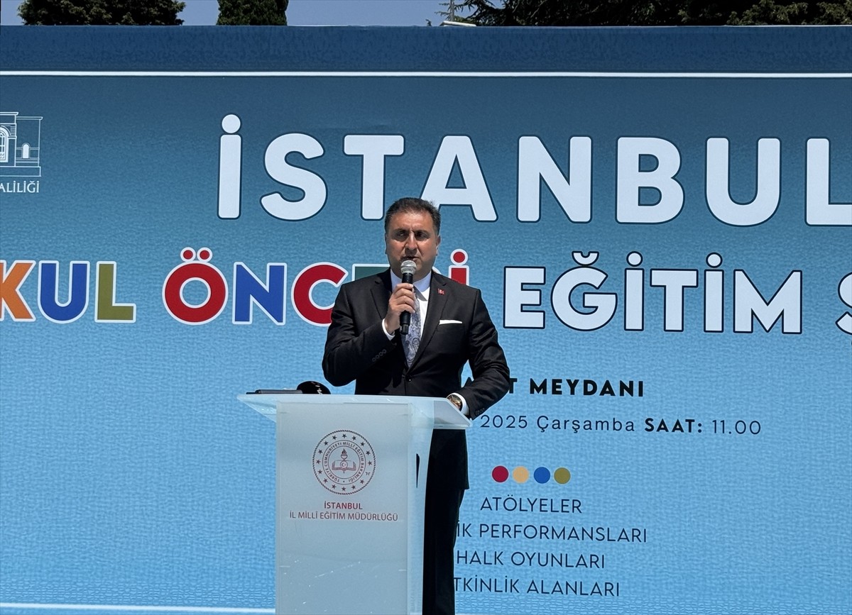 İstanbul Valiliği ve İstanbul İl Milli Eğitim Müdürlüğü işbirliğinde Beyazıt Meydanı'nda İstanbul...