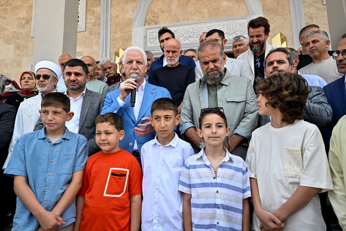 İstanbul Valisi Davut Gül, Kurban Bayramı dolayısıyla ziyaret ettiği Şile'de vatandaşlarla...