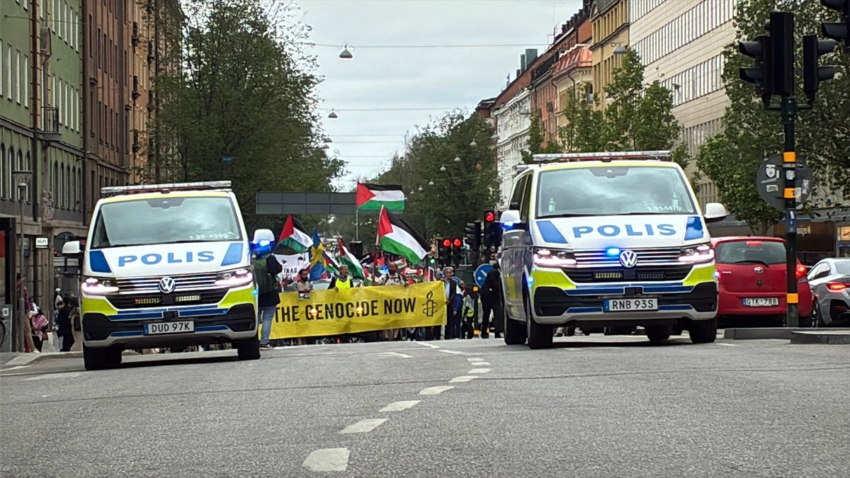 İsveç'in başkenti Stockholm'de yüzlerce kişi, İsrail'in Gazze'ye yönelik saldırılarını protesto...
