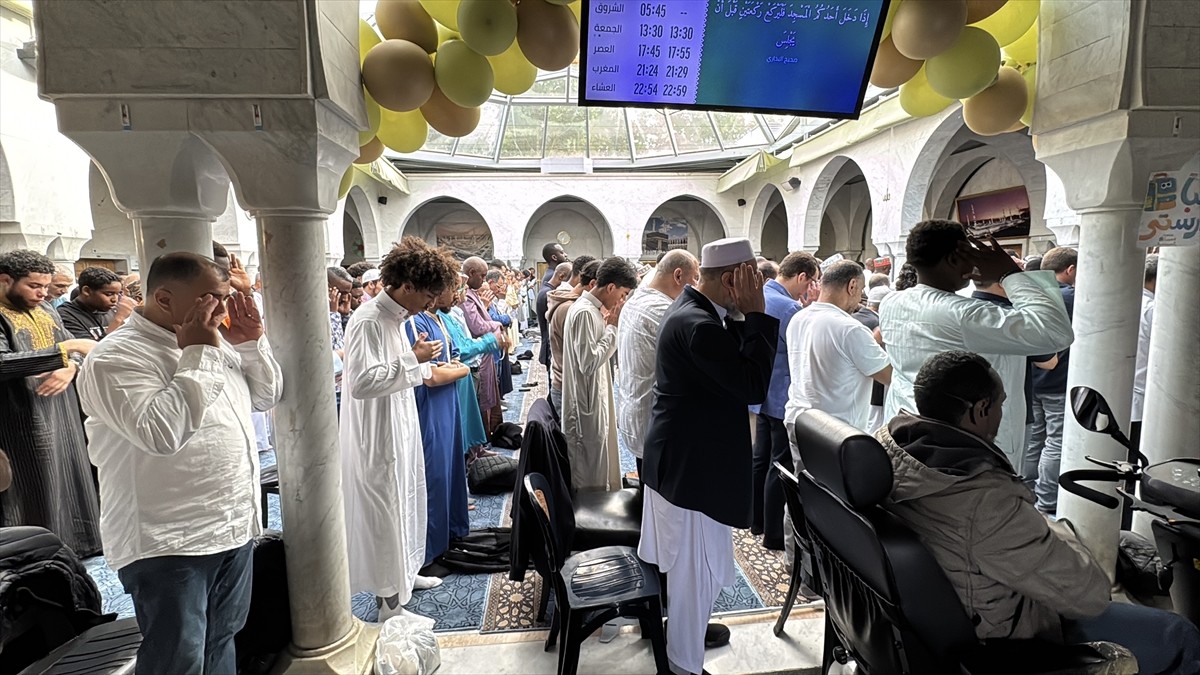 İsviçre'deki camilerde Kurban Bayramı namazı kılındı. Cenevre İslam Kültür Vakfına ait...