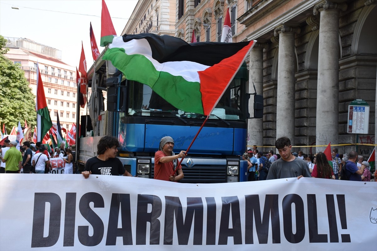 İtalya'nın başkenti Roma'da "İsrail'in Filistin'e saldırıları" ve "Avrupa'nın yeniden...