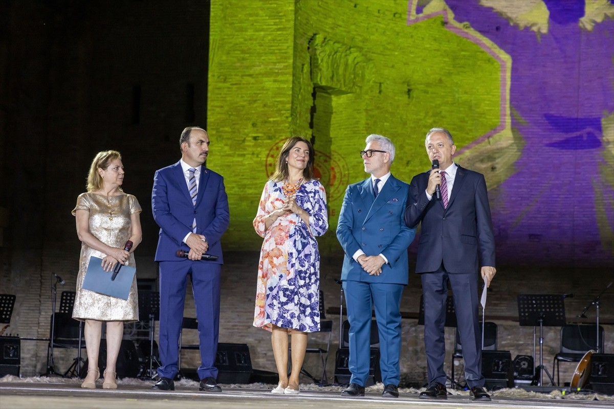 İtalya'nın başkenti Roma'nın dünyaca ünlü simge yapısı Kolezyum'un önündeki tarihi Venüs...