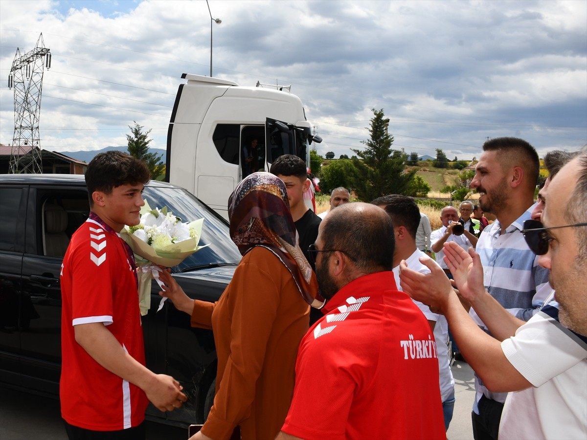  İtalya'nın Caorle kentinde düzenlenen Avrupa 15 Yaş Altı Güreş Şampiyonası'nda altın madalya...