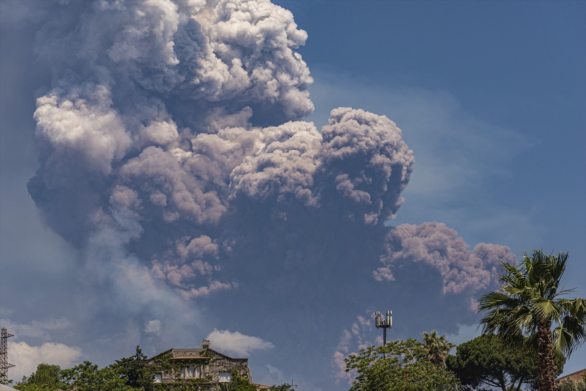 İtalya'nın güneyindeki aktif yanardağlardan Etna'nın sabah saatlerinde güneydoğu kraterinde...