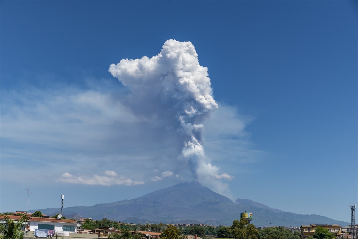 İtalya'nın güneyindeki aktif yanardağlardan Etna'nın sabah saatlerinde güneydoğu kraterinde...