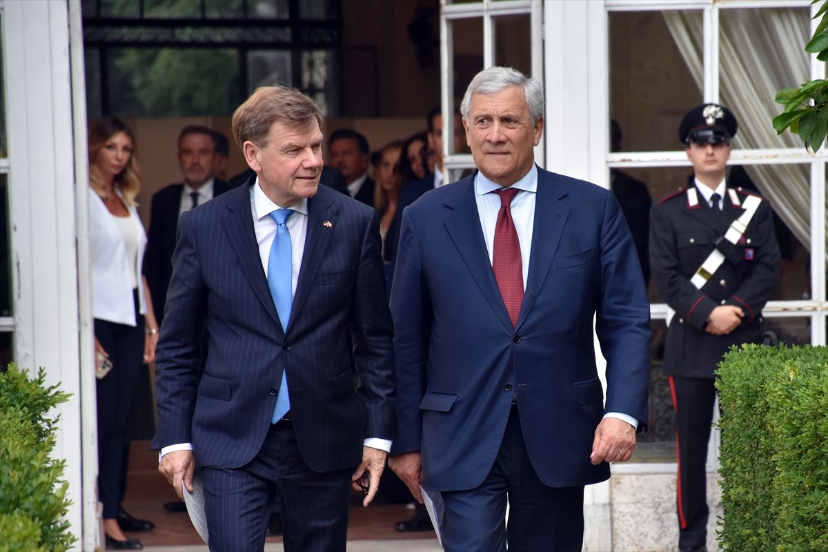 İtalya Başbakan Yardımcısı ve Dışişleri Bakanı Antonio Tajani (sağda) ve Almanya Dışişleri Bakanı...