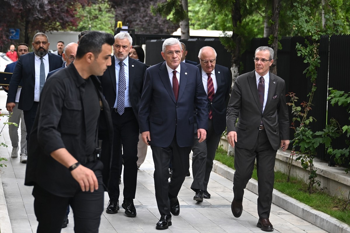 İYİ Parti Genel Başkanı Müsavat Dervişoğlu, beraberindeki heyetle Yeniden Refah Partisi Genel...