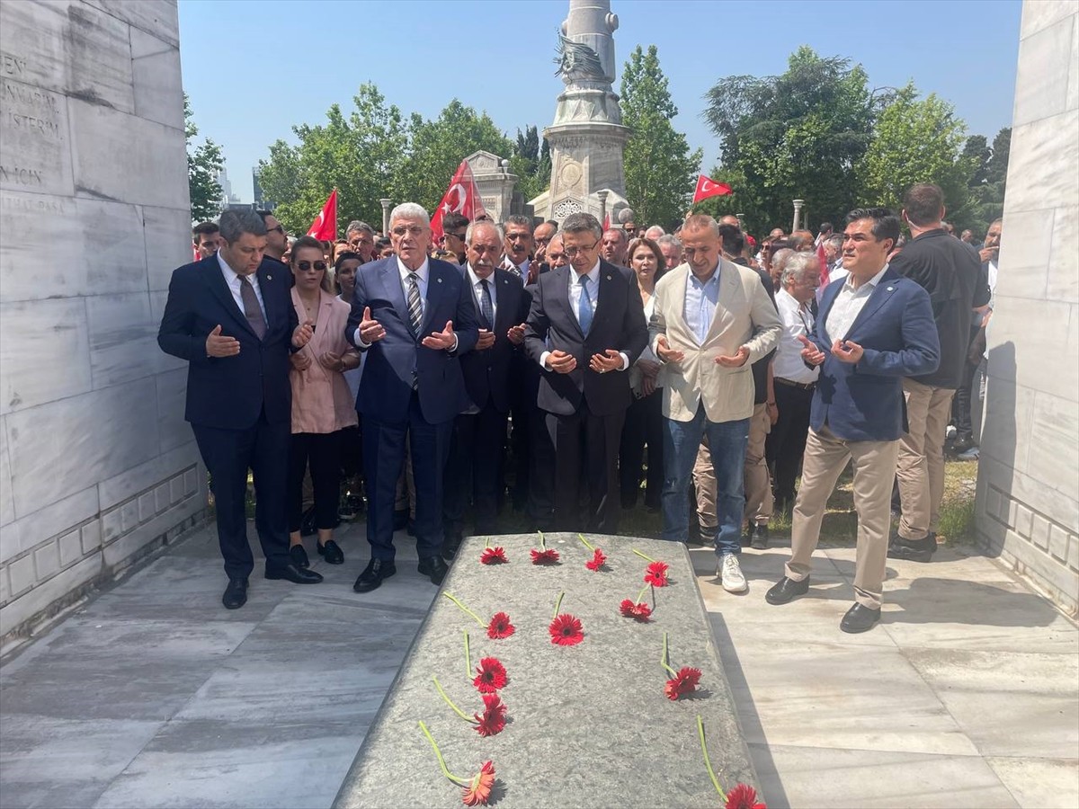 İYİ Parti Genel Başkanı Müsavat Dervişoğlu (sol 3), Osmanlı sadrazamlarından Talat Paşa'nın...