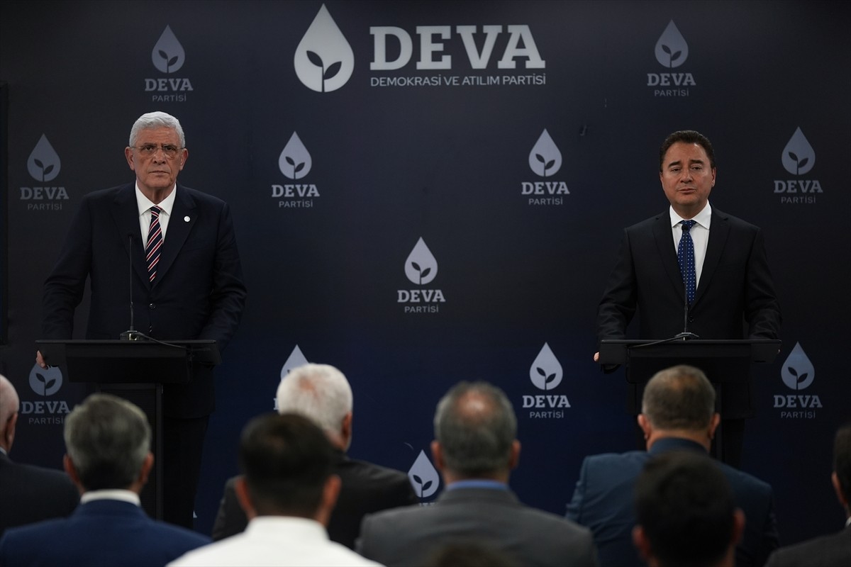 İYİ Parti Genel Başkanı Müsavat Dervişoğlu (solda), beraberindeki heyetle, DEVA Partisi Genel...