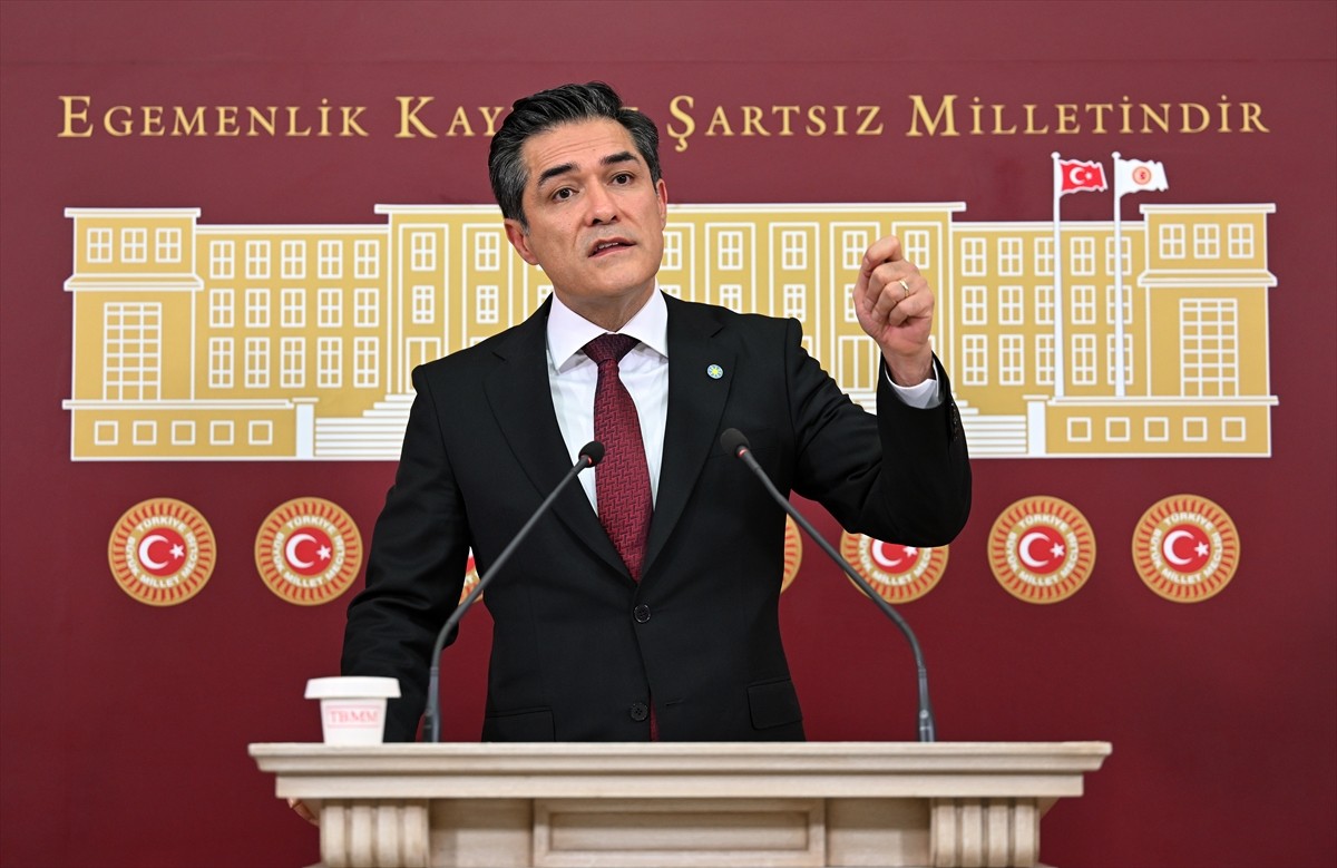 İYİ Parti Grup Başkanvekili Mehmet Satuk Buğra Kavuncu, TBMM'de basın toplantısı düzenledi.