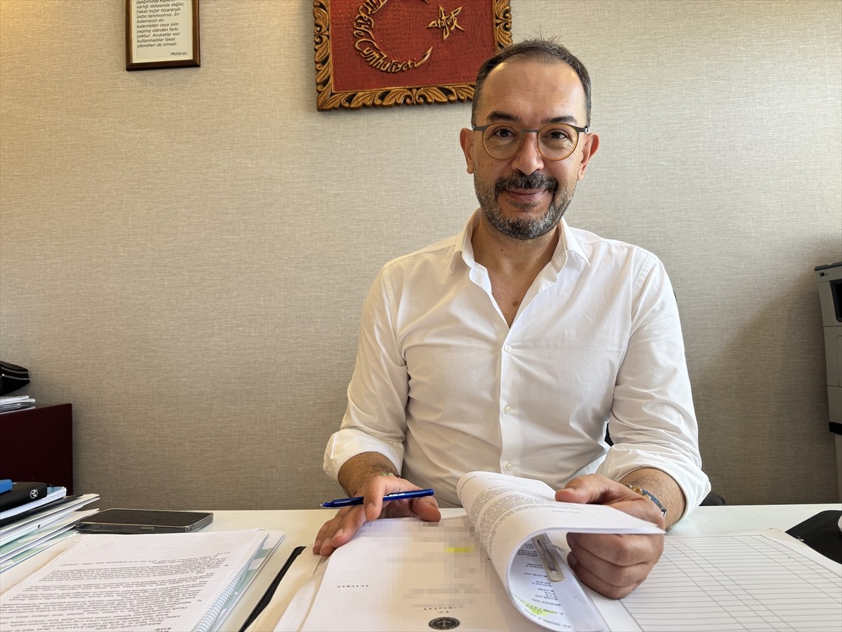 İzmir'de, araçta tartıştığı kişiyi emniyet kemeriyle boğarak öldürdüğü gerekçesiyle çarptırıldığı...