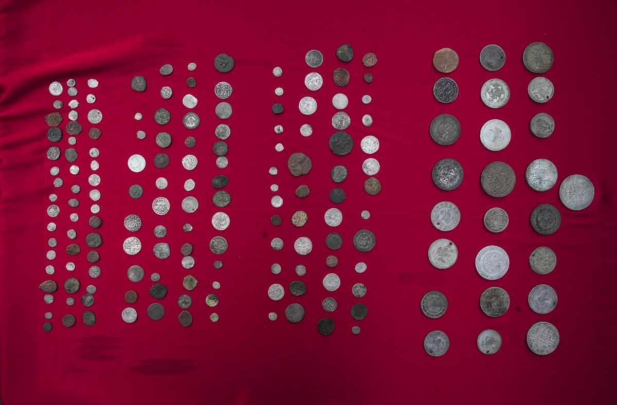 İzmir'de düzenlenen tarihi eser kaçakçılığı operasyonunda, yurt dışına çıkarmak amacıyla evde...