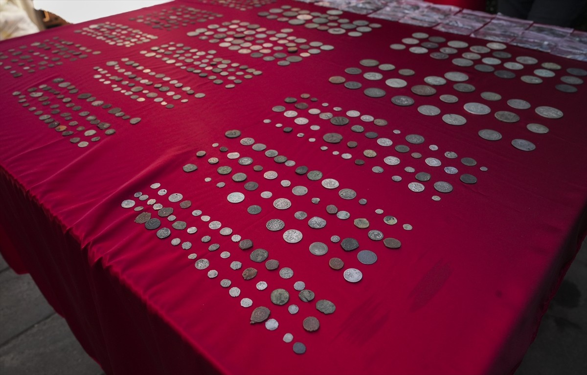 İzmir'de düzenlenen tarihi eser kaçakçılığı operasyonunda, yurt dışına çıkarmak amacıyla evde...